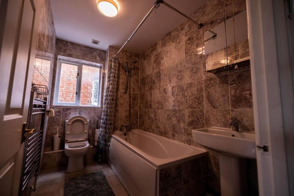 3 Bedrooms House-Sofabed-Parking-Bbqstove-Garden London Eksteriør bilde