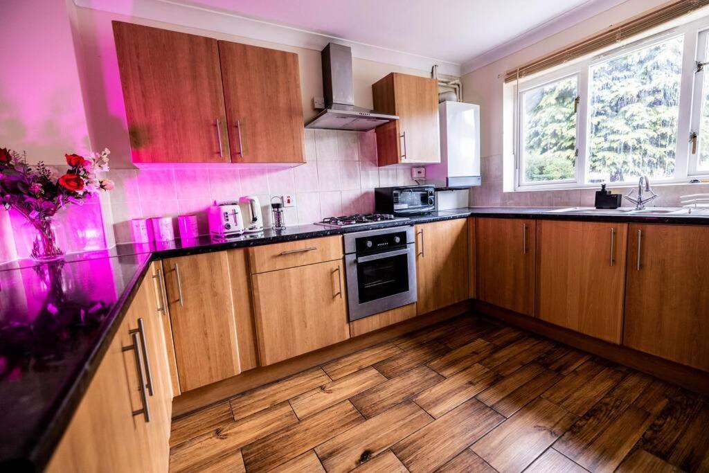 3 Bedrooms House-Sofabed-Parking-Bbqstove-Garden London Eksteriør bilde